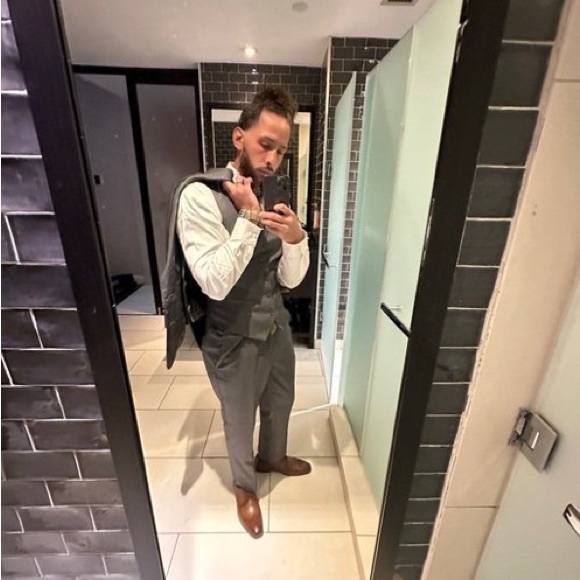 Grey 3 piece suit. - Picture 3 of 5